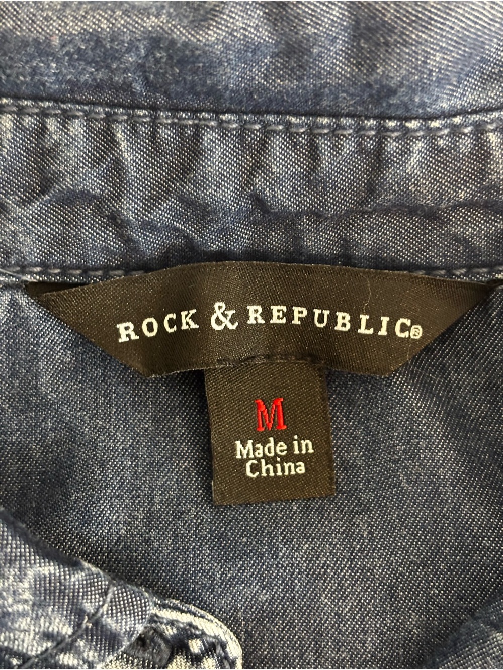 Rock & Republic Lyocell Chambray Shirt M Acid Wash Raw Frayed Hem Button Down - Picture 9 of 13